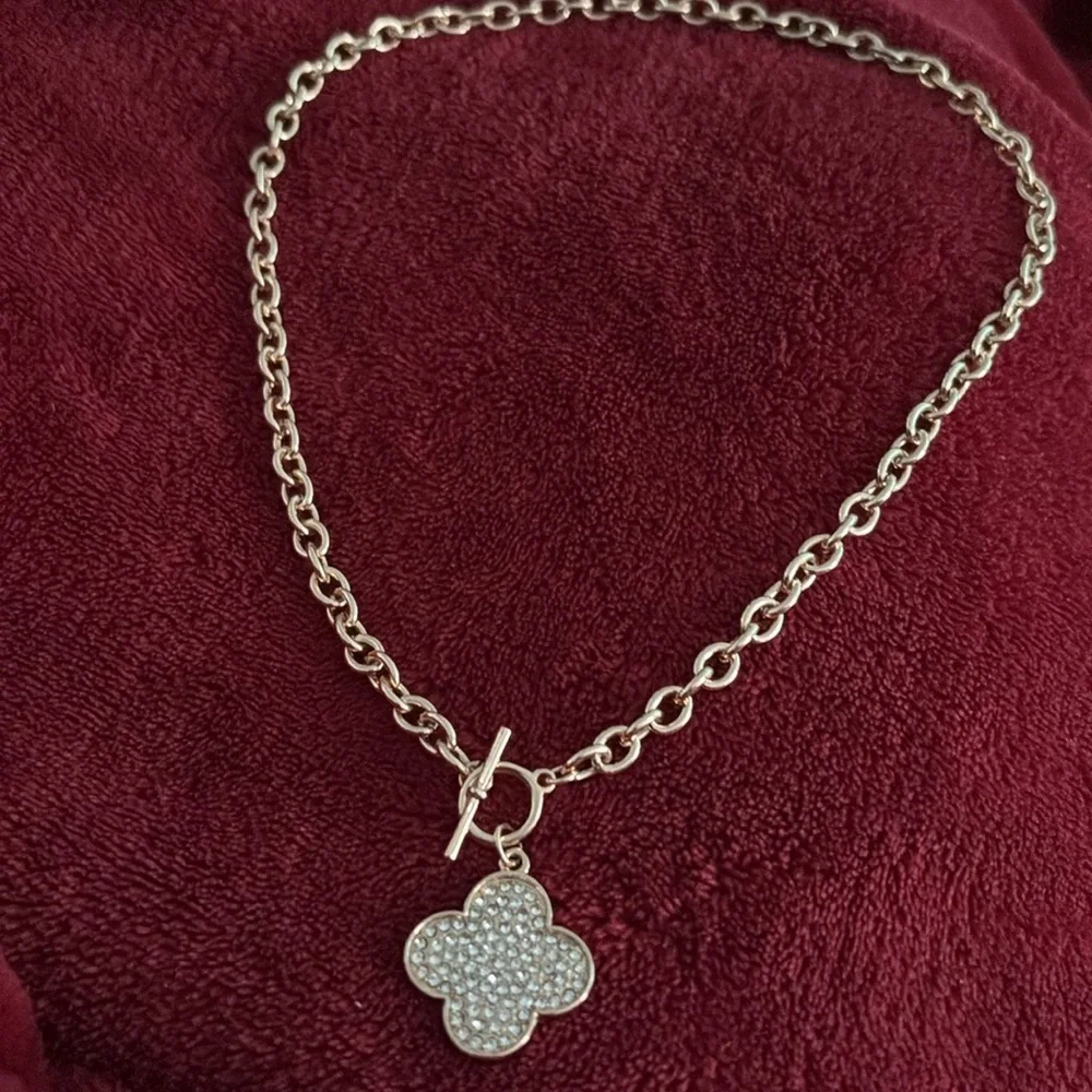 chunky gold tone chain Love clover bling pendant necklace - Picture 3 of 9